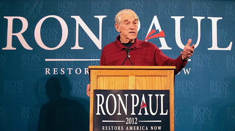 Ron Paul: Gehört zur alten Libertarismus-Riege und macht auch keine Anstalten, diese verlassen zu wollen - Wahlkampf hin, Wahlkampf her. Konsistenz, das zeichne ihn aus. Recht hat er: Seit nunmehr drei Jahrzehnten sitzt der Arzt (sein Studium finanzierte er sich mit Teller waschen) und Vollblutpolitiker für Texas im Kongress, von seinem politischen Programm ist er dabei nicht nennenswert abgewichen: Weg mit den Steuern und der Bundesbank, Schluss mit den Kriegen.