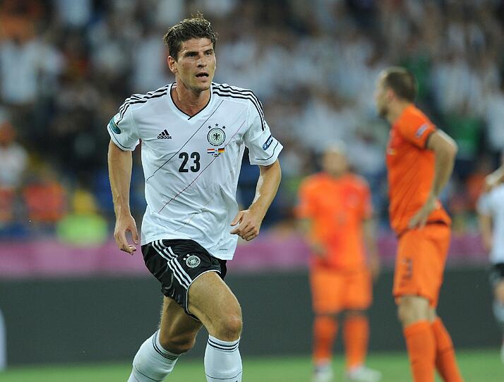 Mario Gomez dreht nach seinem Tor ab.