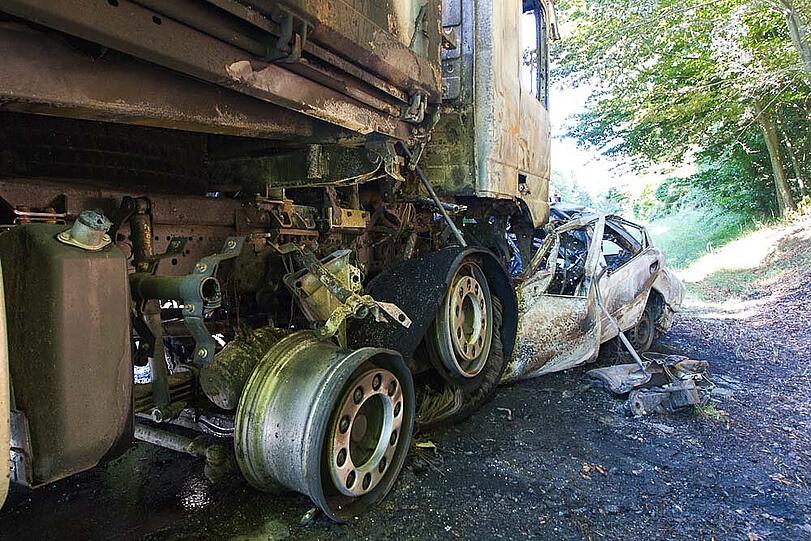 Aus bislang unbekannten Gründen kommt ein Auto auf die Gegenfahrbahn, prallt gegen einen Laster und wird unter ihn geschoben. Beide Fahrzeuge brennen komplett aus; der Autofahrer verbrennt bis zur Unkenntlichkeit.