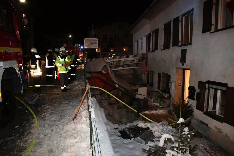 Brand in Gars im Landkreis Mühldorf am Inn: Kater "Samy" erleidet eine Rauchvergiftung. Die Feuerwehr rettet das leblose Tier aus einer brennenden Wohnung. Jetzt kümmert sich der Tierarzt um "Samy". Brand in Gars im Landkreis Mühldorf am Inn: Kater "Samy" erleidet eine Rauchvergiftung. Die Feuerwehr rettet das leblose Tier aus einer brennenden Wohnung. Jetzt kümmert sich der Tierarzt um "Samy".