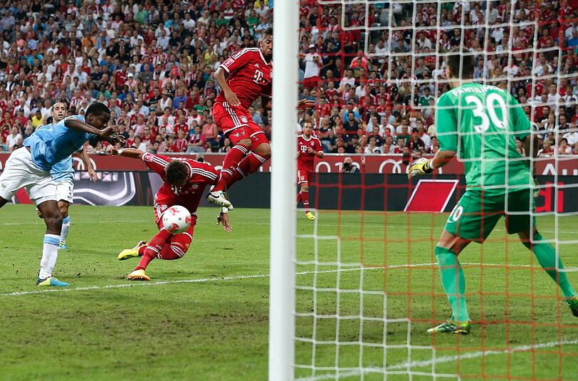 Die Entscheidung: Mario Mandzukic köpft den Ball zum 2:1 ins Tor, Bayern gewinnt den Audi Cup. Jerome Boateng wäre auch noch zur Stelle gewesen.