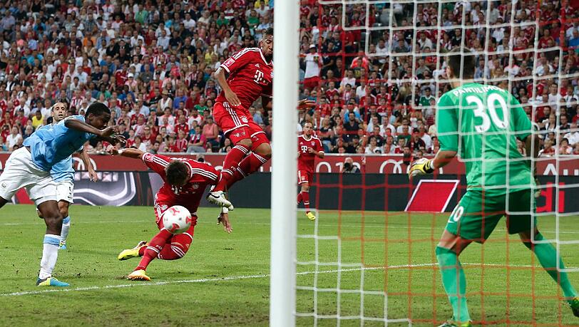 Die Entscheidung: Mario Mandzukic köpft den Ball zum 2:1 ins Tor, Bayern gewinnt den Audi Cup. Jerome Boateng wäre auch noch zur Stelle gewesen. Die Entscheidung: Mario Mandzukic köpft den Ball zum 2:1 ins Tor, Bayern gewinnt den Audi Cup. Jerome Boateng wäre auch noch zur Stelle gewesen.