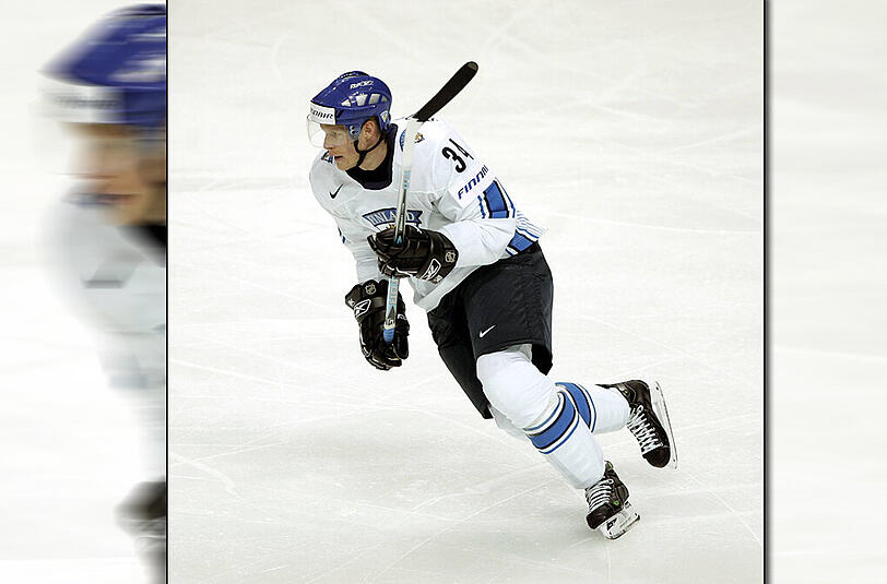 Der 37-jährige Verteidiger wechselt von HIFK Helsinki, wo er seit 2009 spielte, zum EHC Red Bull. 2007 holte er mit Finnland Silber bei der Eishockey-WM.