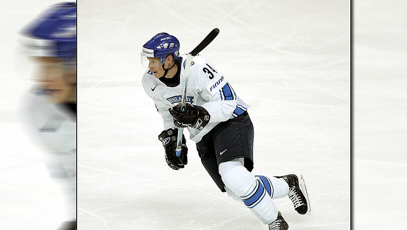 Der 37-jährige Verteidiger wechselt von HIFK Helsinki, wo er seit 2009 spielte, zum EHC Red Bull. 2007 holte er mit Finnland Silber bei der Eishockey-WM. Der 37-jährige Verteidiger wechselt von HIFK Helsinki, wo er seit 2009 spielte, zum EHC Red Bull. 2007 holte er mit Finnland Silber bei der Eishockey-WM.