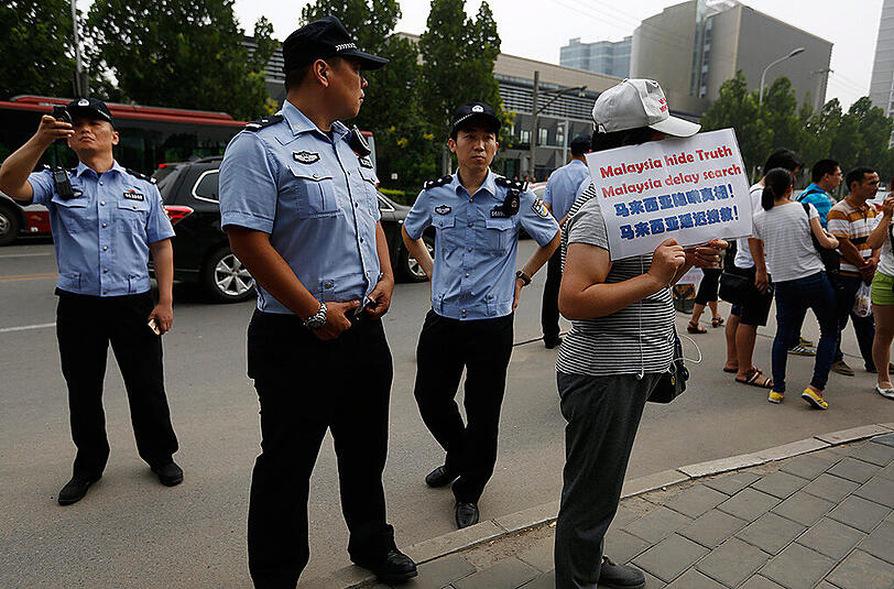 Angehörige chinesischer Passagiere des verschollenen Malaysia-Airlines-Fluges MH370 verlangen in Peking Aufklärung über den Fortgang der Ermittlungen.