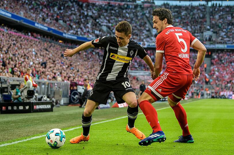 Mats Hummels: Note 3- Ballverluste und Wackler zu Beginn. Ist eben nicht leicht, nach einer Europacup-Nacht am Mittwoch wieder in den Rhythmus zu kommen. Nach Kopf-Zusammenprall mit Gladbachs Ginter kurzzeitig etwas benebelt. Im Laufe der Partie gewohnt sicher. Sah Gelb (69.).