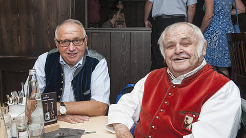 Richard Süßmeier (r.) mit Toni Roiderer, dem Wirt des Hackerzelts.