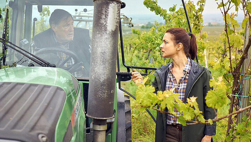 "Weingut Wader: Neue Wege": Anne (Henriette Richter-Röhl) möchte nicht, dass Dieter Ardenberger (Gerhard Fehn) Pestizide einsetzt "Weingut Wader: Neue Wege": Anne (Henriette Richter-Röhl) möchte nicht, dass Dieter Ardenberger (Gerhard Fehn) Pestizide einsetzt