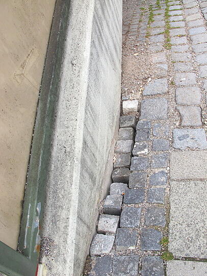 Die Steine an der Brücke sind locker, weil das Futter auch Mäuse anlockt. Sie haben sich am Fundament eingenistet.