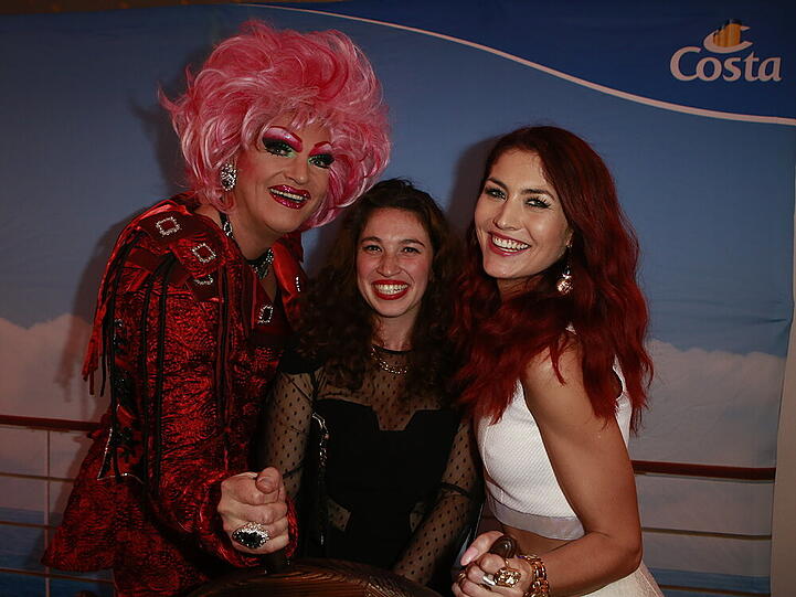 Schiff ahoi! Oliva Jones (l.) und Fiona Erdmann (r.) mit einem Gast auf der "Movie meets Media"-Party