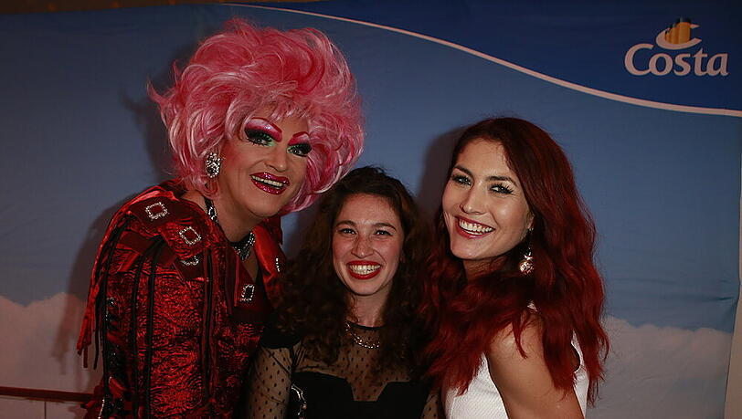 Schiff ahoi! Oliva Jones (l.) und Fiona Erdmann (r.) mit einem Gast auf der "Movie meets Media"-Party Schiff ahoi! Oliva Jones (l.) und Fiona Erdmann (r.) mit einem Gast auf der "Movie meets Media"-Party