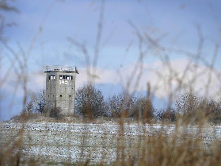 Der letzte DDR-Grenzturm Sachsens bei Heinersgrün. Foto: David Ebener/Archivbild