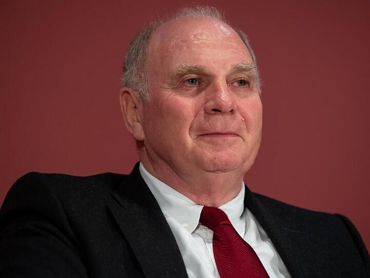 Uli Hoeneß, ehemaliger Präsident des FC Bayern, nimmt an einer Pressekonferenz teil. Foto: Sven Hoppe/dpa