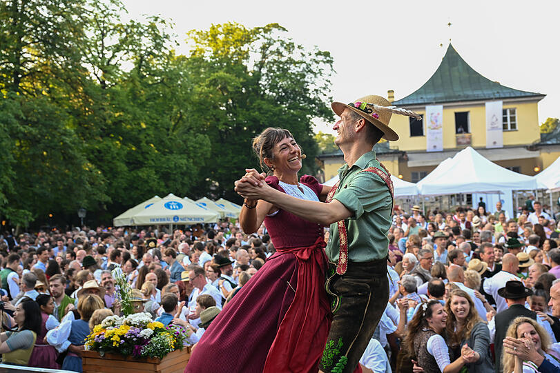 Tanzmeister Katharina Mayer und Magnus Kaindl beim Kocherlball im Englischen Garten.