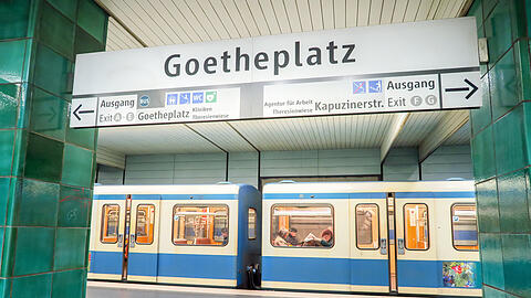 Die U-Bahnstationen Goetheplatz und Poccistra&szlig;e liegen nur wenige Gehminuten vom Festplatz entfernt und bieten sich auch f&uuml;r die "Oide Wiesn" an. Z&uuml;ge und Bahnh&ouml;fe der Linien U3 und U6 sind in der Regel weniger nachgefragt als die der Linien U4 und U5.