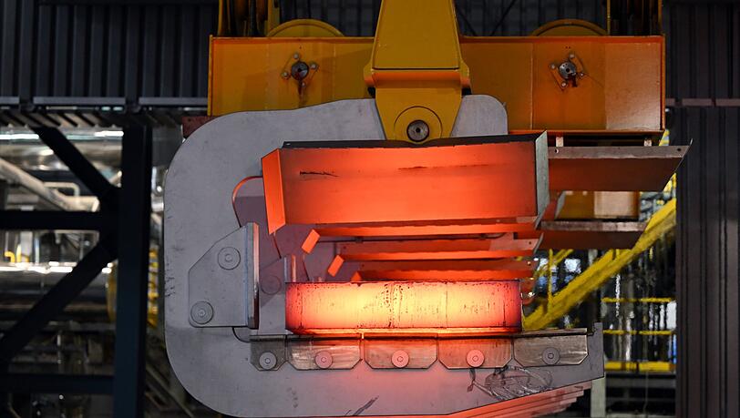 Stahlproduktion bei Thyssenkrupp-Steel: Hier wird flüssiger Stahl in große feste Blöcke, sogenannte Brammen, gewandelt.