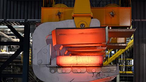 Stahlproduktion bei Thyssenkrupp-Steel: Hier wird flüssiger Stahl in große feste Blöcke, sogenannte Brammen, gewandelt.