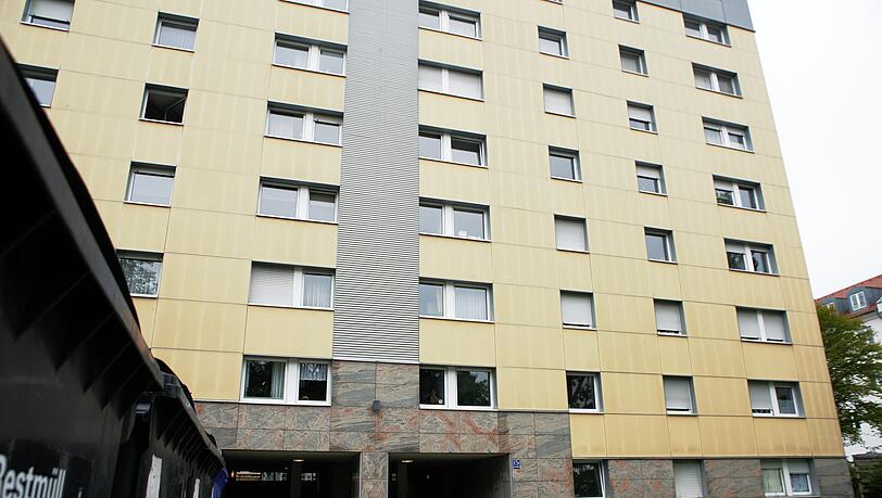 Seit September leidet Melanie Gruoner in ihrer Erdgeschosswohnung an der Karwendelstraße an den Folgen eines Wasserschadens, der nie behandelt wurde. Seit September leidet Melanie Gruoner in ihrer Erdgeschosswohnung an der Karwendelstraße an den Folgen eines Wasserschadens, der nie behandelt wurde.