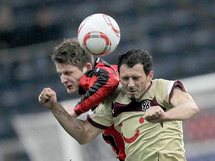 Pirmin Schwegler (l) von Eintracht Frankfurt und Sergio Pinto von Hannover 96 springen zum Kopfball hoch.