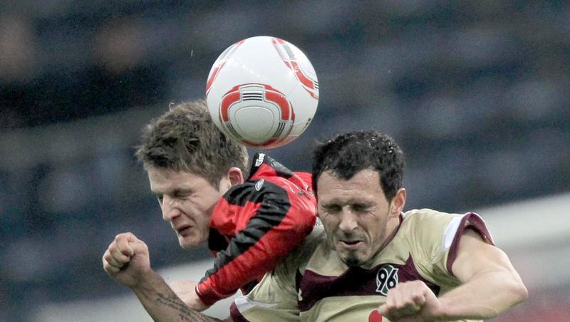 Pirmin Schwegler (l) von Eintracht Frankfurt und Sergio Pinto von Hannover 96 springen zum Kopfball hoch. Pirmin Schwegler (l) von Eintracht Frankfurt und Sergio Pinto von Hannover 96 springen zum Kopfball hoch.