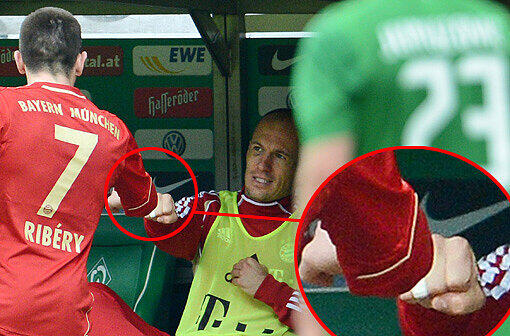 Hey, Arjen! Faust drauf! Franck Ribéry mit dem Zeichen der Versöhnung in Richtung Arjen Robben nach dem 2:1-Siegtor in Bremen.