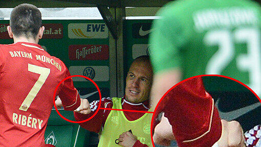 Hey, Arjen! Faust drauf! Franck Ribéry mit dem Zeichen der Versöhnung in Richtung Arjen Robben nach dem 2:1-Siegtor in Bremen. Hey, Arjen! Faust drauf! Franck Ribéry mit dem Zeichen der Versöhnung in Richtung Arjen Robben nach dem 2:1-Siegtor in Bremen.