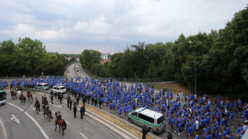 ... aber anhand dieser Bildern kann man erkennen, warum das Stadion an der Grünwalder Straße im Volksmund nur "Sechzger-Stadion" genannt wird.