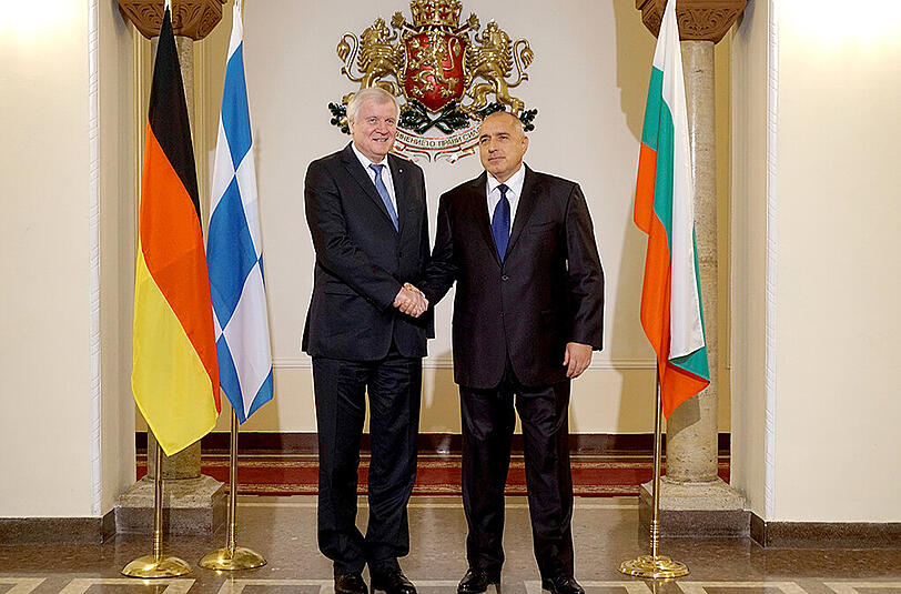 Bayerns Ministerpräsident Horst Seehofer (l, CSU) und der bulgarische Regierungschef Boiko Borissow am Freitag in Sofia