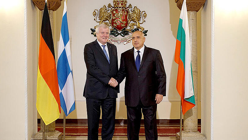 Bayerns Ministerpräsident Horst Seehofer (l, CSU) und der bulgarische Regierungschef Boiko Borissow am Freitag in Sofia Bayerns Ministerpräsident Horst Seehofer (l, CSU) und der bulgarische Regierungschef Boiko Borissow am Freitag in Sofia