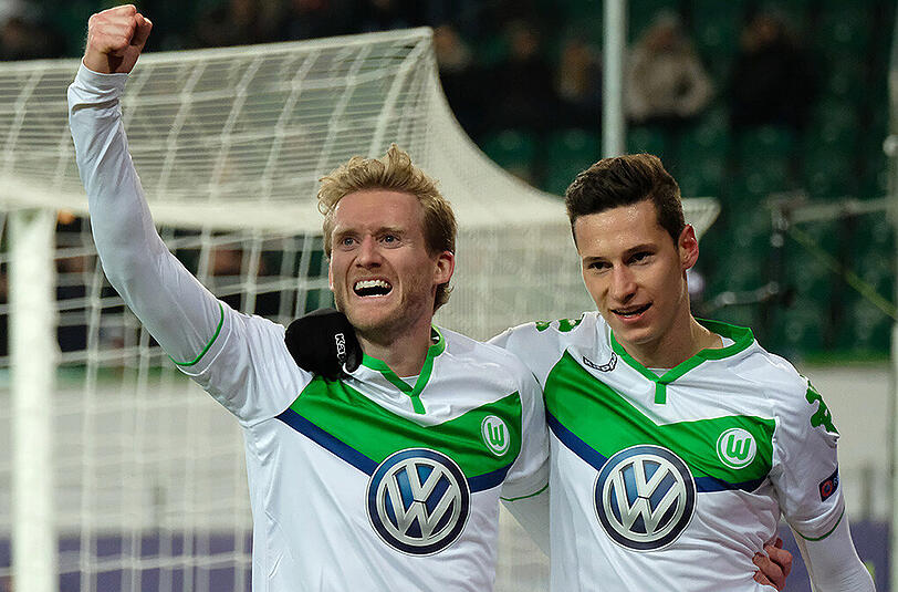 Julian Draxler (rechts) gratuliert dem Wolfsburger Torschützen André Schürrle.