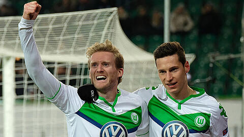 Julian Draxler (rechts) gratuliert dem Wolfsburger Torschützen André Schürrle.