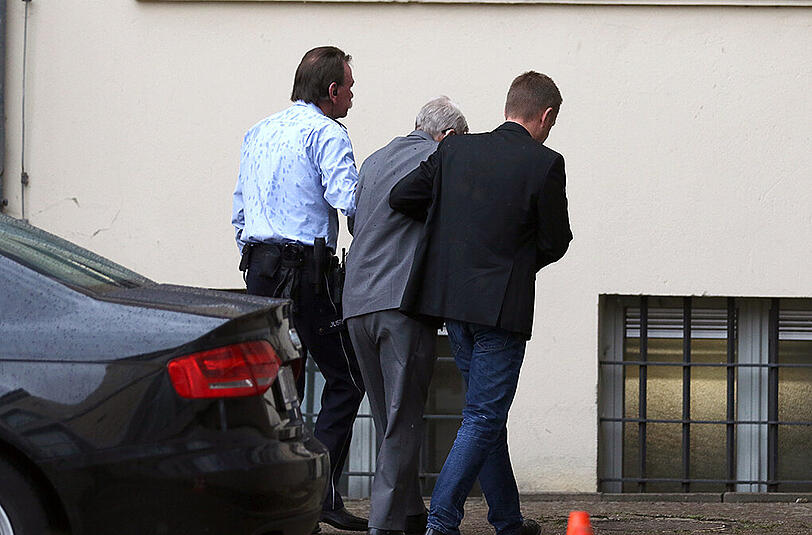 Sein Sohn und ein Justizbeamter geleiten Reinhold Hanning am Freitag ins Gericht - jetzt ist das Urteil gefallen.