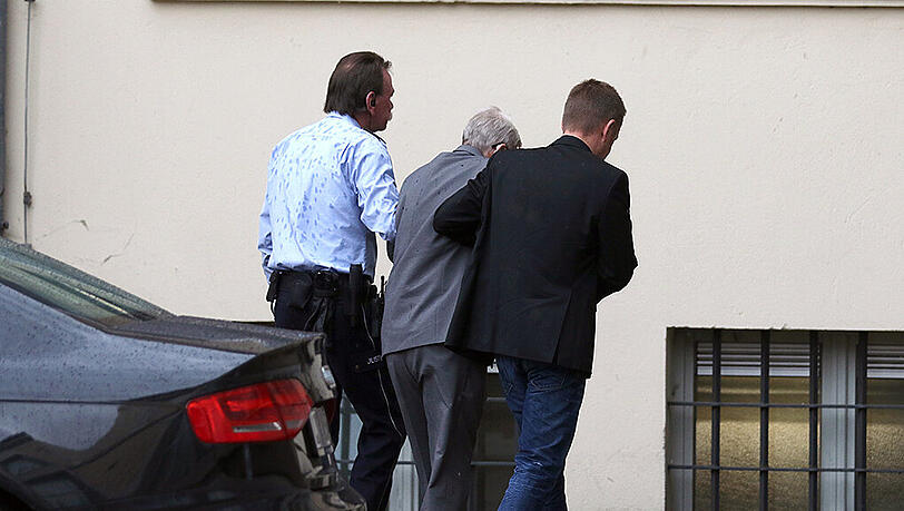 Sein Sohn und ein Justizbeamter geleiten Reinhold Hanning am Freitag ins Gericht - jetzt ist das Urteil gefallen. Sein Sohn und ein Justizbeamter geleiten Reinhold Hanning am Freitag ins Gericht - jetzt ist das Urteil gefallen.