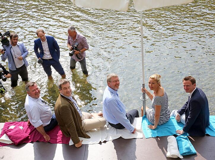 Richtig baden ist die CSU gar nicht gegangen. Hose, Hemd, mitunter auch die Jacke &ndash; all das blieb an der Isar am Dienstag brav an.