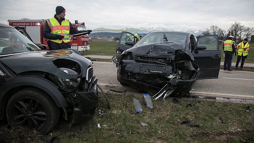Der Audi-Fahrer erlag an der Unfallstelle seinen Verletzungen, die schwer verletzte Mini-Fahrerin kam ins Krankenhaus.