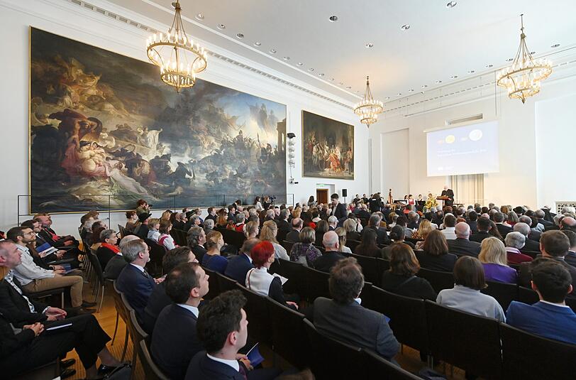 Der bayerische Landtag ehrt 43 Persönlichkeiten mit der Verfassungsmedaille, die sichh aktiv für die Werte der Bayerischen Verfassung engagieren.
