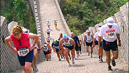Stufen steigen heißt es beim Marathon über die Große Mauer Stufen steigen heißt es beim Marathon über die Große Mauer