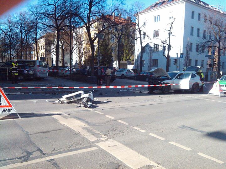 Nur langsam können die Autos an der weiträumig abgesperrten Unfallstelle vorbeifahren.