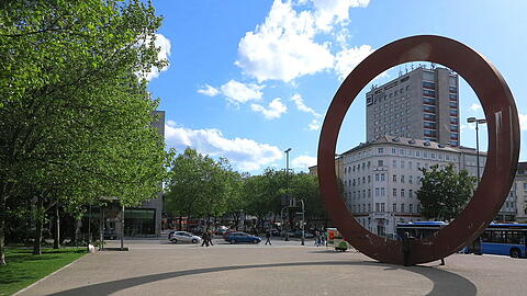 Kunst im öffentlichen Raum: AZ-Leser Djordje Matkovic hat die Schattenspiele der Skulptur an der Luisenstraße eingefangen.