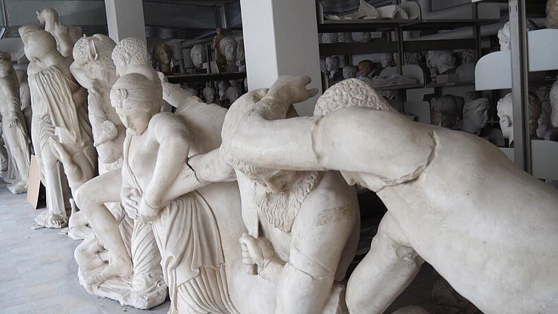 Das Figuren-Ensemble zeigt die Hochzeit eines griechischen Helden, die sehr schnell im Kampf endete.