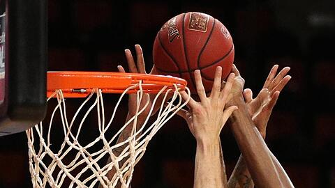 Ein Basketball wird in einen Korb geworfen. Foto: Adam Pretty/Getty Images Europe/Pool/dpa/Symbolbild