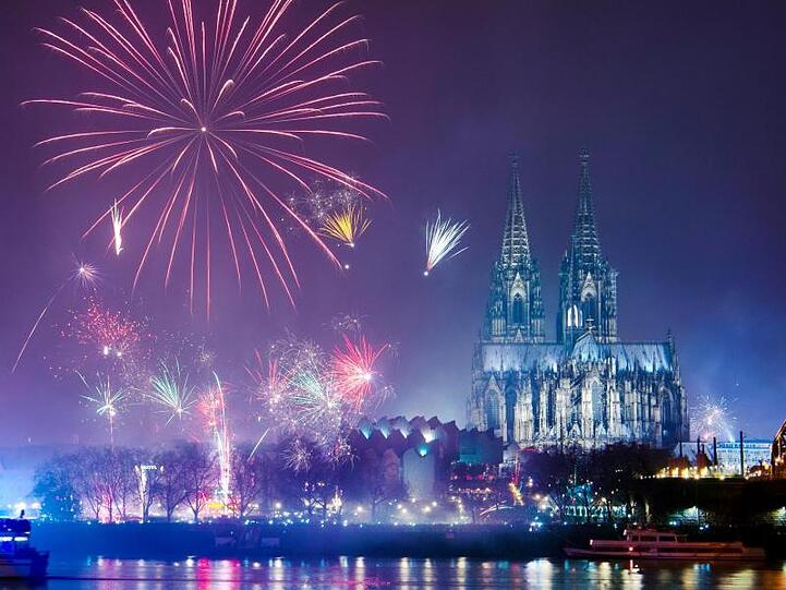 Feuerwerk ist am Rhein über dem Kölner Dom zu sehen.
