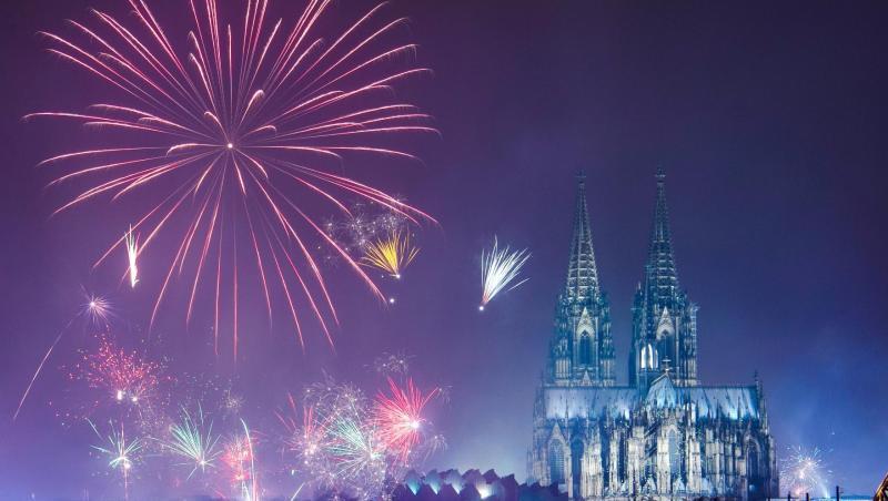 Feuerwerk ist am Rhein über dem Kölner Dom zu sehen. Feuerwerk ist am Rhein über dem Kölner Dom zu sehen.