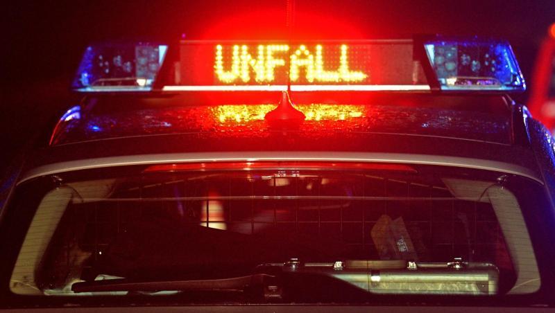 Auf der A8 spiegeln sich während einer Unfallaufnahme das Blaulicht und der LED- Schriftzug "Unfall" auf dem nassen Dach eines Polizestreifenwagens. Foto: Stefan Puchner/dpa/Symbolbild Auf der A8 spiegeln sich während einer Unfallaufnahme das Blaulicht und der LED- Schriftzug "Unfall" auf dem nassen Dach eines Polizestreifenwagens. Foto: Stefan Puchner/dpa/Symbolbild