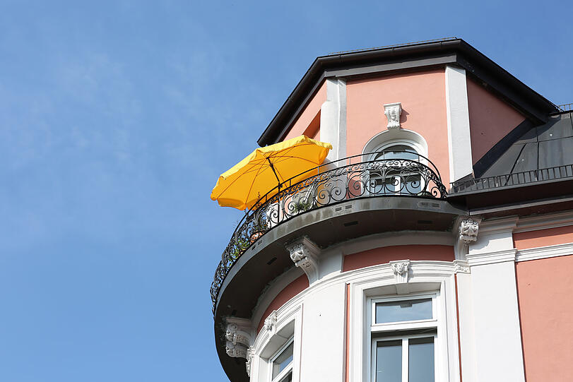 Ein wunderschöner Rund-Balkon in einem schmucken Altbau - was für ein Blickfang!