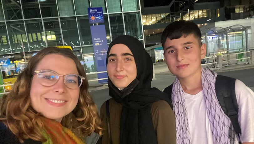 Schäfer mit den Kindern am Frankfurter Flughafen.