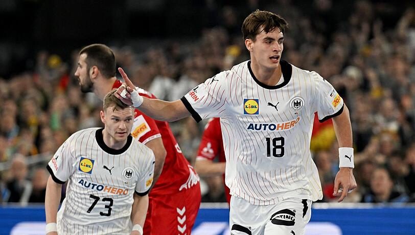 Julian Köster (r) und das DHB-Team feierten einen erfolgreichen Auftakt in die Heim-EM.