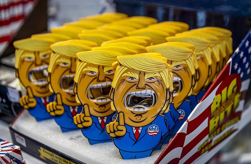 Donald Trump als großmäulige Comicfigur im Souvenirladen. Donald Trump als großmäulige Comicfigur im Souvenirladen.