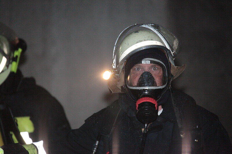 Völlig ausgebrannt: In Tötenberg bei Aschau stand ein Klein-Lkw in Flammen. Als die Feuerwehren beim Fahrzeug eintrafen, stand es bereits voll in Brand. Die Ursache des Feuers war zum Montagmorgen noch unbekannt.