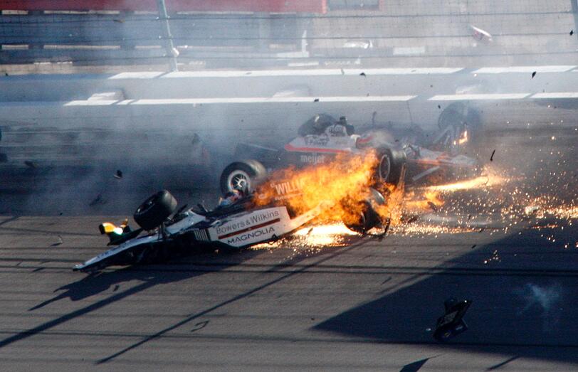 Beim Saisonfinale der Indy Car-Series war Wheldon in Runde 12 in einen Unfall mit insgesamt 15 Rennwagen verwickelt worden. Wheldons Monoposto wurde über das Heck eines anderen Fahrzeugs in die Luft katapultiert und schlug mit der Oberseite der Fahrerzelle in die Fangzäune ein. Der Brite erlag noch am am selben Tag seinen schweren Verletzungen.